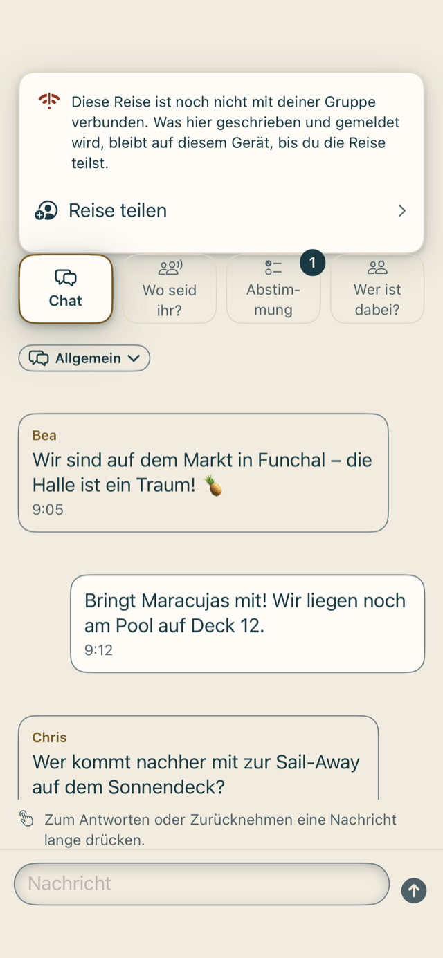 Der Gruppenchat in Cruvela: Nachrichten der Reisegruppe vom Markt in Funchal, dazu die Reiter „Wo seid ihr?“, „Abstimmung“ und „Wer ist dabei?“.