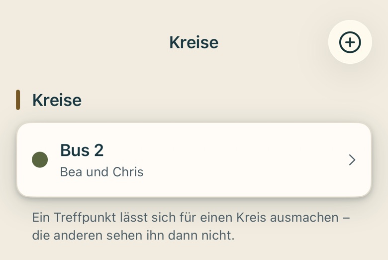 Bildschirm von Cruvela. Vergleiche nie über den Namen. Cruvela merkt sich jede Person an einer Kennung, nicht am Namen – wer sich umbenennt, bleibt dieselbe Person, mit ihren Nachrichten, Stimmen und Ausgaben.